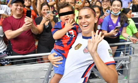 Alex Morgan cumplió su promesa y le regaló un jersey a Luca, pequeño fan en Monterrey