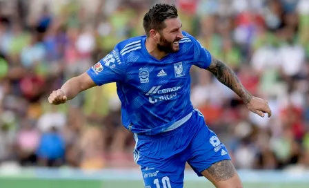 Tigres: Gignac le regaló un jersey a una aficionada de 100 años de edad