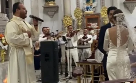 Video: Sacerdote interpretó 'Mi razón de ser' a una pareja en su boda y se hace viral