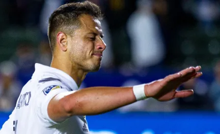 Chicharito: Novia del futbolista salió en su defensa tras negativa de tomarse foto con un niño