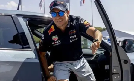 Checo Pérez se tomó unas vacaciones junto a su familia en un yate; nadó con delfines