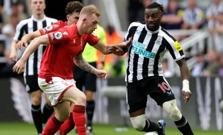 VIDEO: Jugador del Newcastle regaló reloj a un aficionado