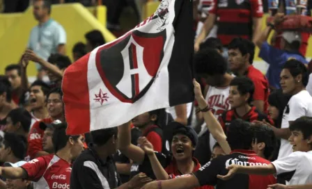 Chivas vs Atlas: Le ‘cierran’ la puerta del Estadio Akron a la barra rojinegra 