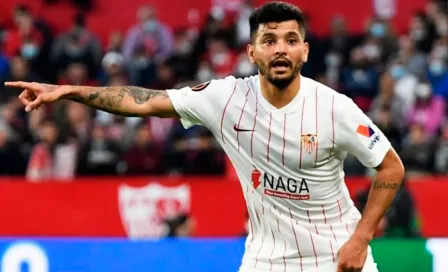 Tecatito Corona abandonó práctica del Sevilla en ambulancia tras lesión