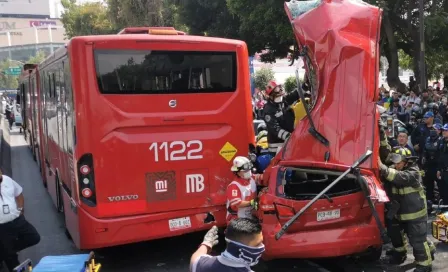 Video: Metrobús en la CDMX chocó con una camioneta que invadió el carril confinado