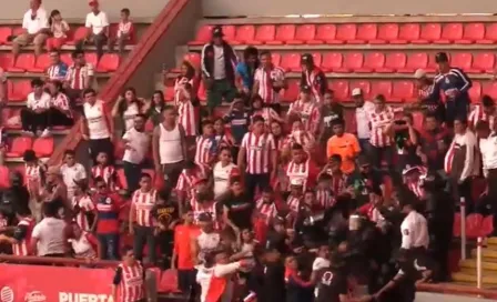 Video: Aficionados de Chivas se pelearon con la policía en el Estadio Victoria