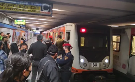 CDMX: Reportan caos en Línea 2 del Metro por una persona que se aventó a las vías