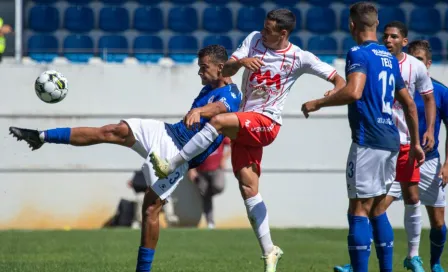 Video: Jugador quedó en ridículo tras intentar cobrar un penal como estatua