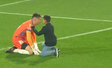 Video: Niño ingresó al campo para consolar a portero que admitió gol de último minuto