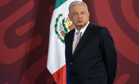 AMLO: Morena 'lanzó' etiquetas escolares con la imagen del presidente de México