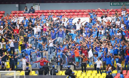 Video: Aficionados de Cruz Azul agredieron a inconforme en gol ante Gallos Blancos