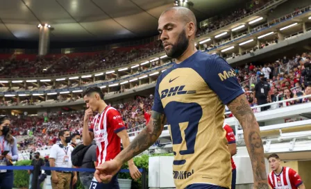 Dani Alves le firmó a Brizuela una playera del Barcelona tras el Chivas vs Pumas