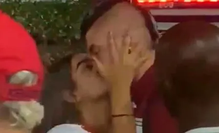 Video: Fanática robó beso a exjugador de Mazatlán FC y la tachan de 'acosadora'