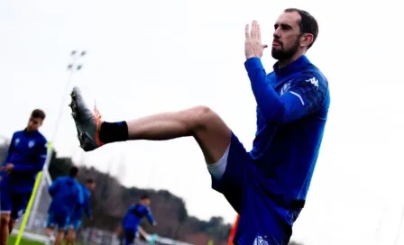 Diego Godín se resintió nuevamente de la rodilla; viaja a España para su rehabilitación