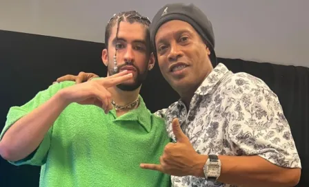 Ronaldinho asistió a concierto de Bad Bunny y se tomó una foto con él