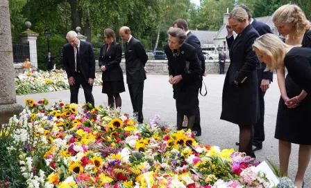 Video: Dr. Simi de peluche fue visto en ofrenda a la Reina Isabel II