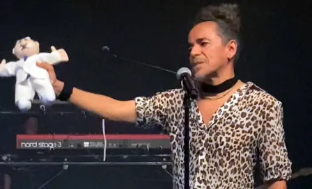 Café Tacvba: Rubén Albarrán destruyó peluche del Dr. Simi en pleno concierto