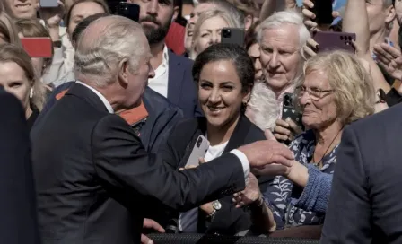 Reino Unido: El Rey Carlos es acusado de racismo por no querer darle la mano a un hombre de color