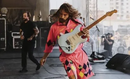 Guitarrista de la banda IDLES sale al escenario con icónica playera de Jorge Campos