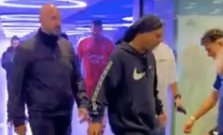 Le hacen túnel a Ronaldinho y el astro brasileño reaccionó mal