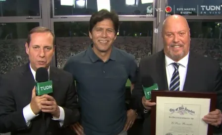 Perro Bermúdez recibió reconocimiento del Concejal de LA tras el partido México vs Perú 