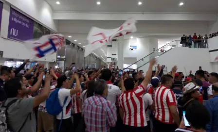 Chivas: Afición rojiblanca llenó el aeropuerto de la CDMX para recibir a su equipo