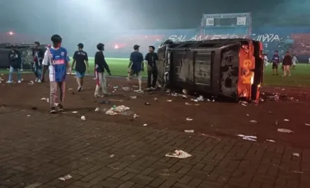 Encontronazo entre hinchas y policías en partido de futbol deja al menos 127 muertos en Indonesia 