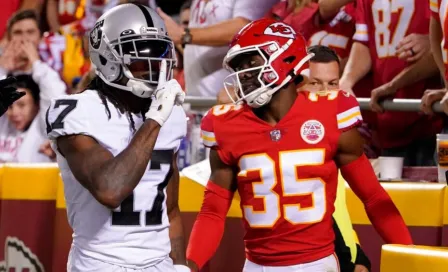 Raiders: Davante Adams perdió la cabeza y empujó a camarógrafo en derrota contra Chiefs