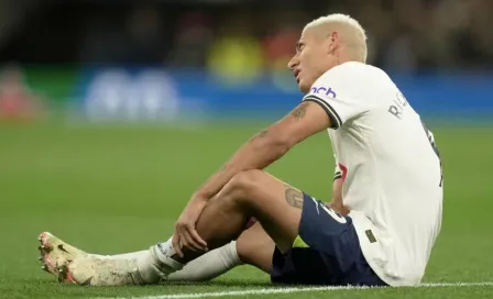 Qatar 2022: Richarlison sale en muletas tras lesionarse y prende las alarmas en Brasil