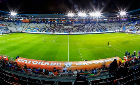 Pachuca vs Tigres: Aficionado trepó toldo de zona de bancas y cayó sobre jugadores