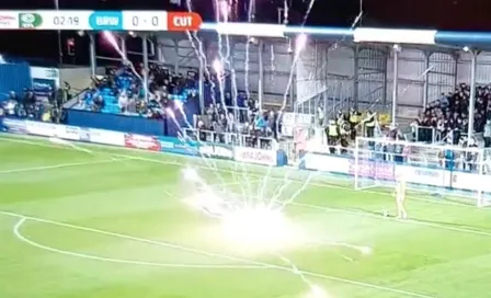 Aficionados ingleses lanzaron pirotecnia a una cancha y explotó cerca del portero