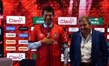 Saturnino Cardozo: Afición de Municipal rechazó la llegada del DT paraguayo