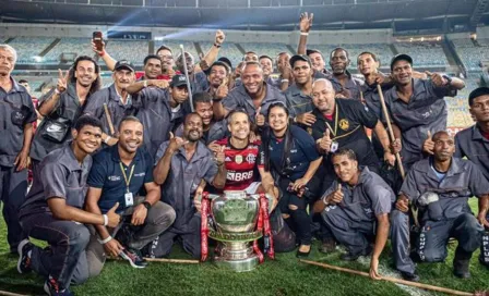 Flamengo: Jugador realizó emotivo festejo con personal de limpieza tras ganar la Copa de Brasil