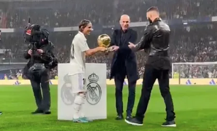 Real Madrid: Zinedine Zidane le entrega el Balón de Oro a Karim Benzema en el Bernabéu