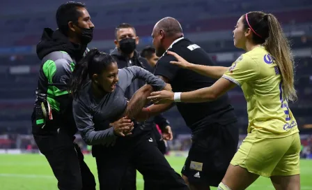 América Femenil: Katty Martínez 'salvo' a una aficionada para corresponder un abrazo