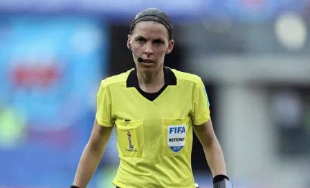 Stéphanie Frappart se convirtió en la primera mujer arbitro en pitar un partido en Copa del Mundo