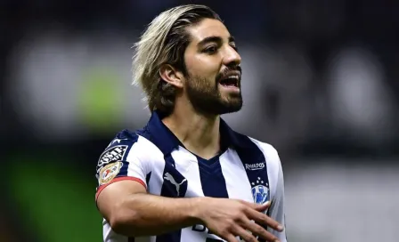 Rodolfo Pizarro visitó al Papa Francisco y le regaló la playera de Rayados