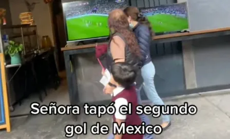 Qatar 2022: Aficionados reclaman a señora que pasó enfrente de la tele y no dejó ver gol del Tri