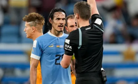 Uruguay: Cavani le dio un puñetazo a pantalla del VAR tras ser eliminados