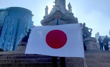 Embajador de Japón en México celebró el triunfo de su selección en Ángel de la Independencia