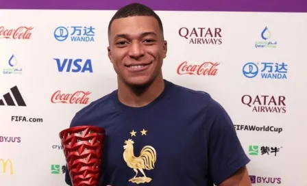 Qatar 2022: ¿Por qué Kylian Mbappé tapa el logo del trofeo de MVP?