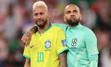 Dani Alves consoló a Neymar luego de la eliminación de Brasil