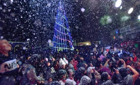 Con espectáculo de drones, enciende árbol de navidad de Atizapán