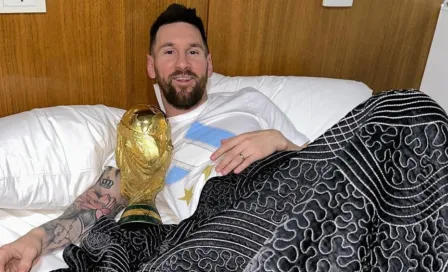 Messi no suelta la Copa del Mundo y duerme con ella en su llegada a Argentina