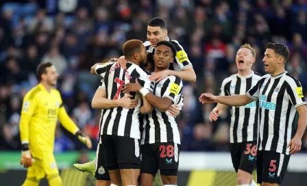 Newcastle golea y es segundo de la Premiere League