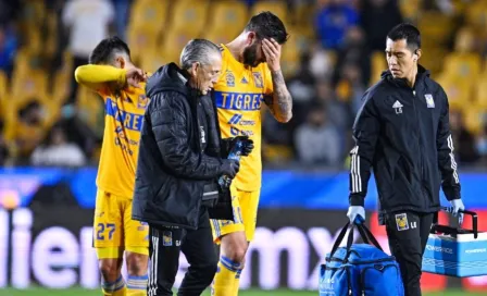 Tigres: Gignac tuvo que ser trasladado al hospital tras recibir un fuerte balonazo 