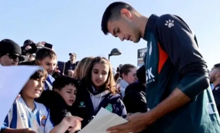 Espanyol: César Montes ya firmó autógrafos como jugador de Los Periquitos