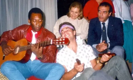 Pelé: Mijares publicó épica imagen con 'O Rei' tocando la guitarra