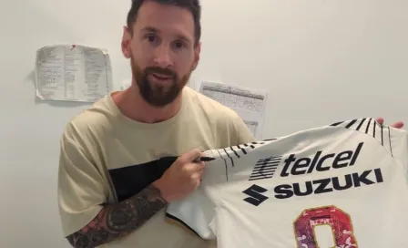 Lionel Messi posó con la camiseta de Pumas perteneciente a Juan Dinenno 