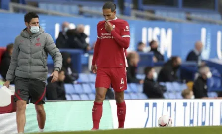 Virgil Van Dijk salió lesionado y no regresaría hasta el encuentro ante el Real Madrid